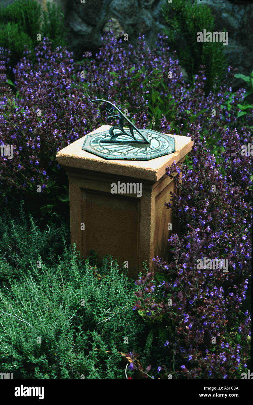 Una meridiana di bronzo in un giardino di erbe nell'emisfero meridionale Foto Stock