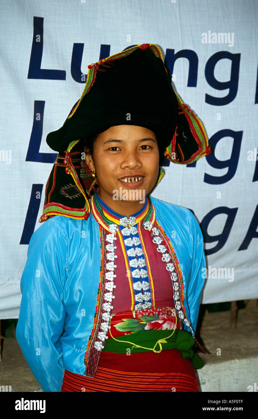 Tai Dam etnico collina tribù femmina che si pone in mercato, Luang Prabang, Laos Foto Stock