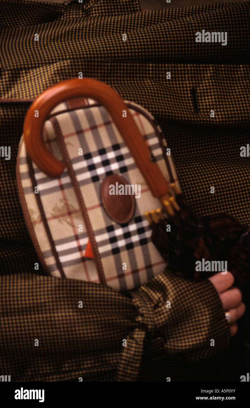 Una persona in possesso di una borsa Burberry un REGNO UNITO basato marca Foto Stock