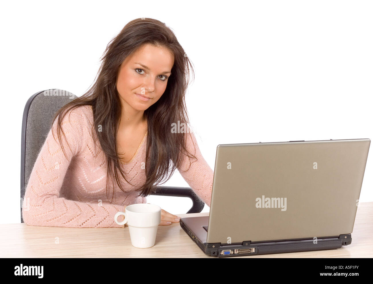 Isolato su bianco giovane donna alla scrivania con computer portatile Foto Stock