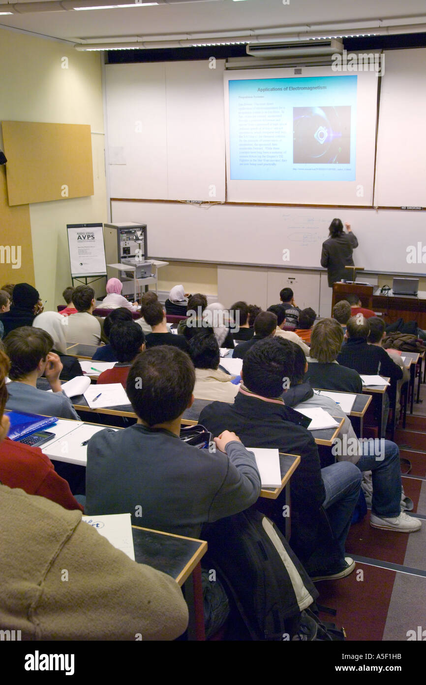 Studenti universitari per partecipare ad una conferenza nel Dipartimento di Elettronica presso Università di Southampton Foto Stock
