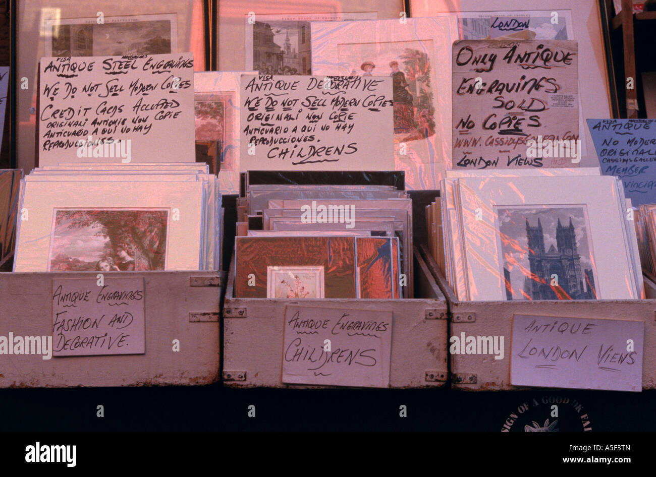 Belle cartoline per la vendita nel mercato di Portobello vicino a Notting Hill Gate Londra Foto Stock