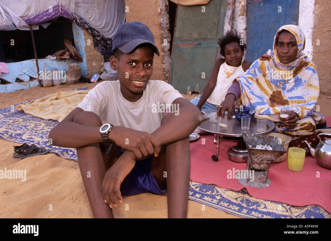 Una famiglia musulmana in Saharawi Refugee Camp di Tindouf Algeria occidentale Foto Stock