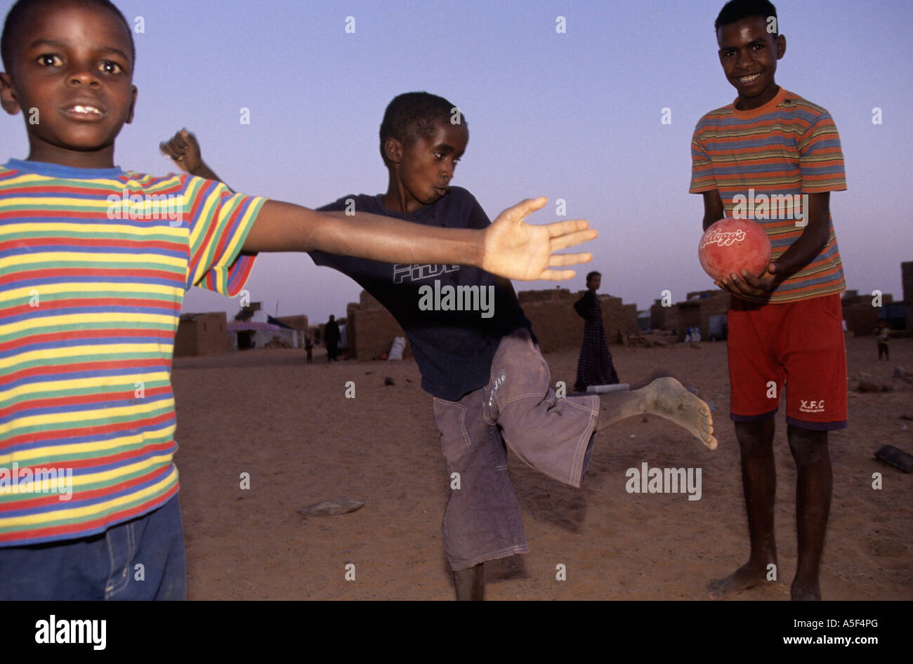 Ragazzi godetevi la serata giocando in Saharawi Refugee Camp di Tindouf Algeria occidentale Foto Stock