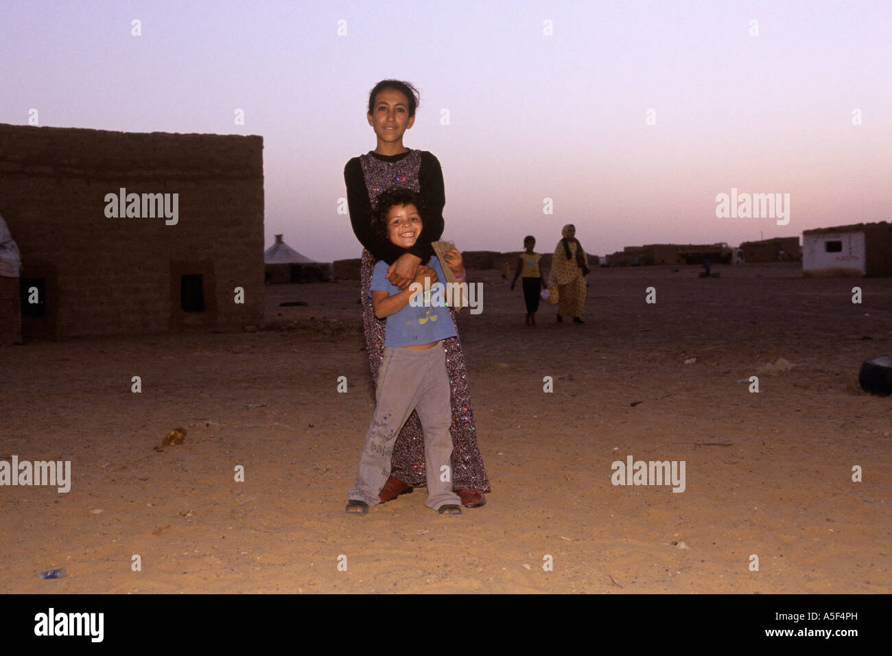 I bambini del campo profughi Saharawi a Tindouf Algeria occidentale sorriso per la fotocamera Foto Stock