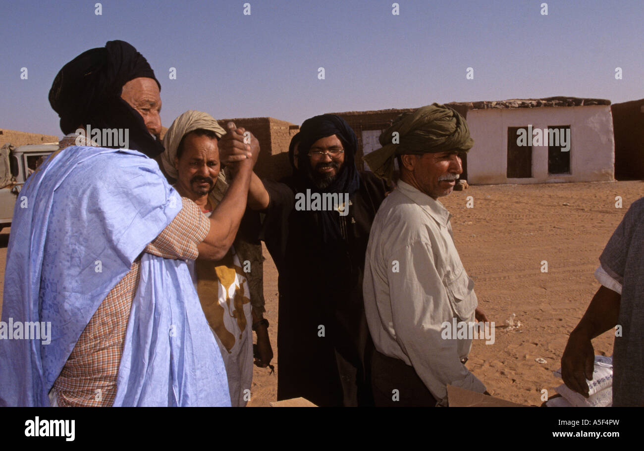 Uomini musulmani in Saharawi Refugee Camp di Tindouf Algeria occidentale Foto Stock