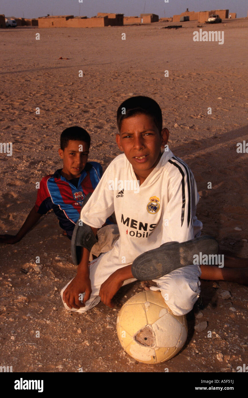 I bambini del campo profughi Saharawi a Tindouf Algeria occidentale in posa per la fotocamera Foto Stock
