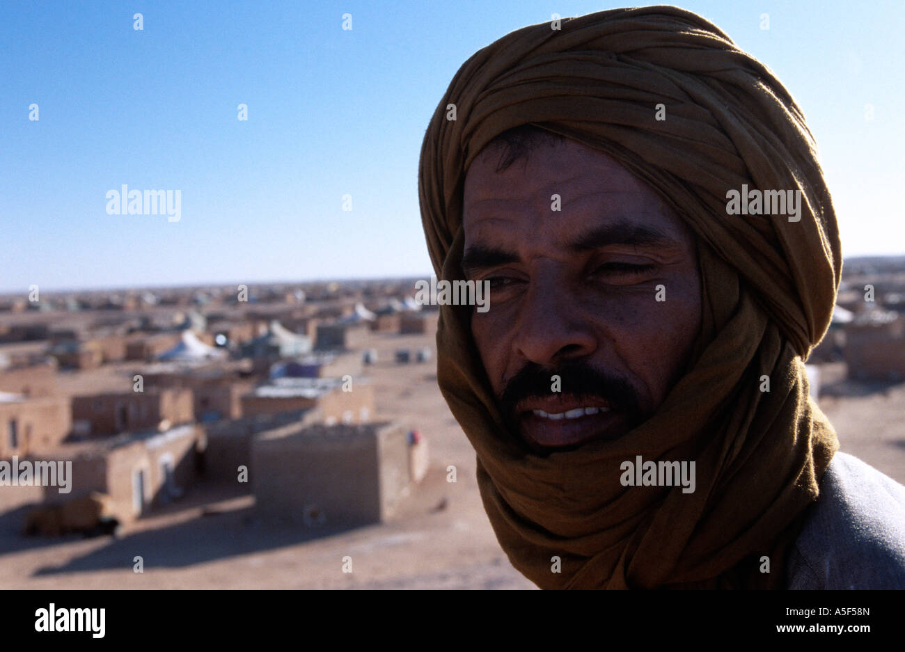 Un uomo del campo profughi Saharawi a Tindouf Algeria occidentale Foto Stock