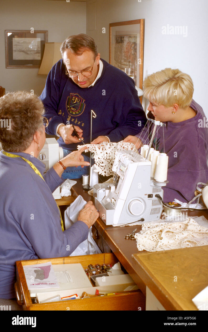 I genitori aiutando cucire sposa abito da sposa età 50 e 21. St Paul Minnesota USA Foto Stock
