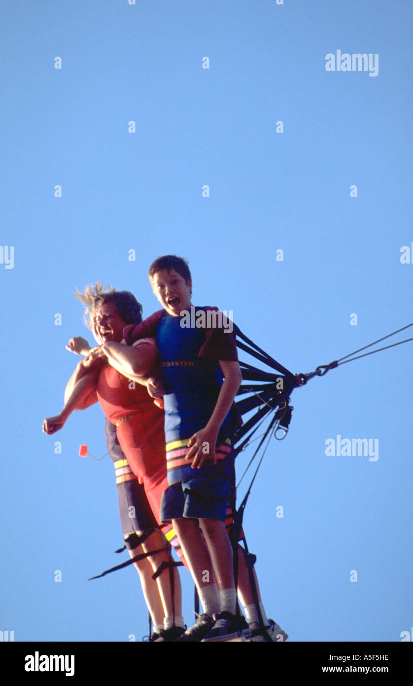 La mamma e i bambini su salto bunji ride nello stato giusto mom età 40 bambini età 14 e 16. St Paul Minnesota USA Foto Stock