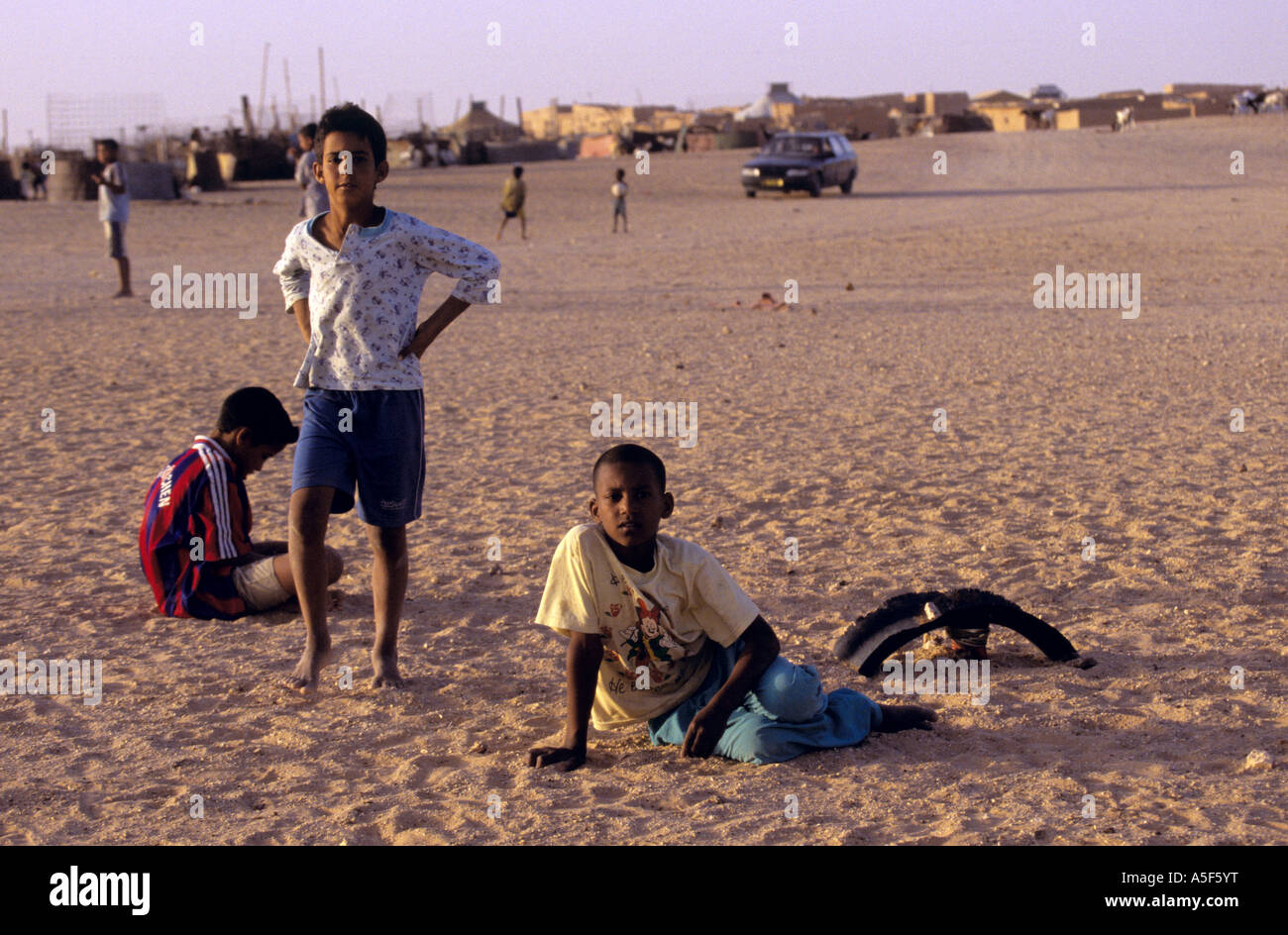 Gruppo di rifugiati Saharawi i bambini in un campo di rifugiati, Tindouf, in Algeria occidentale Foto Stock