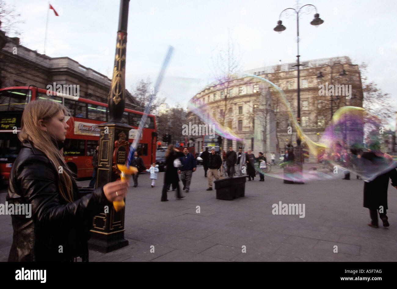 Donna con bolla di spada giocattolo, Trafalgar Square, London, England, Regno Unito Foto Stock