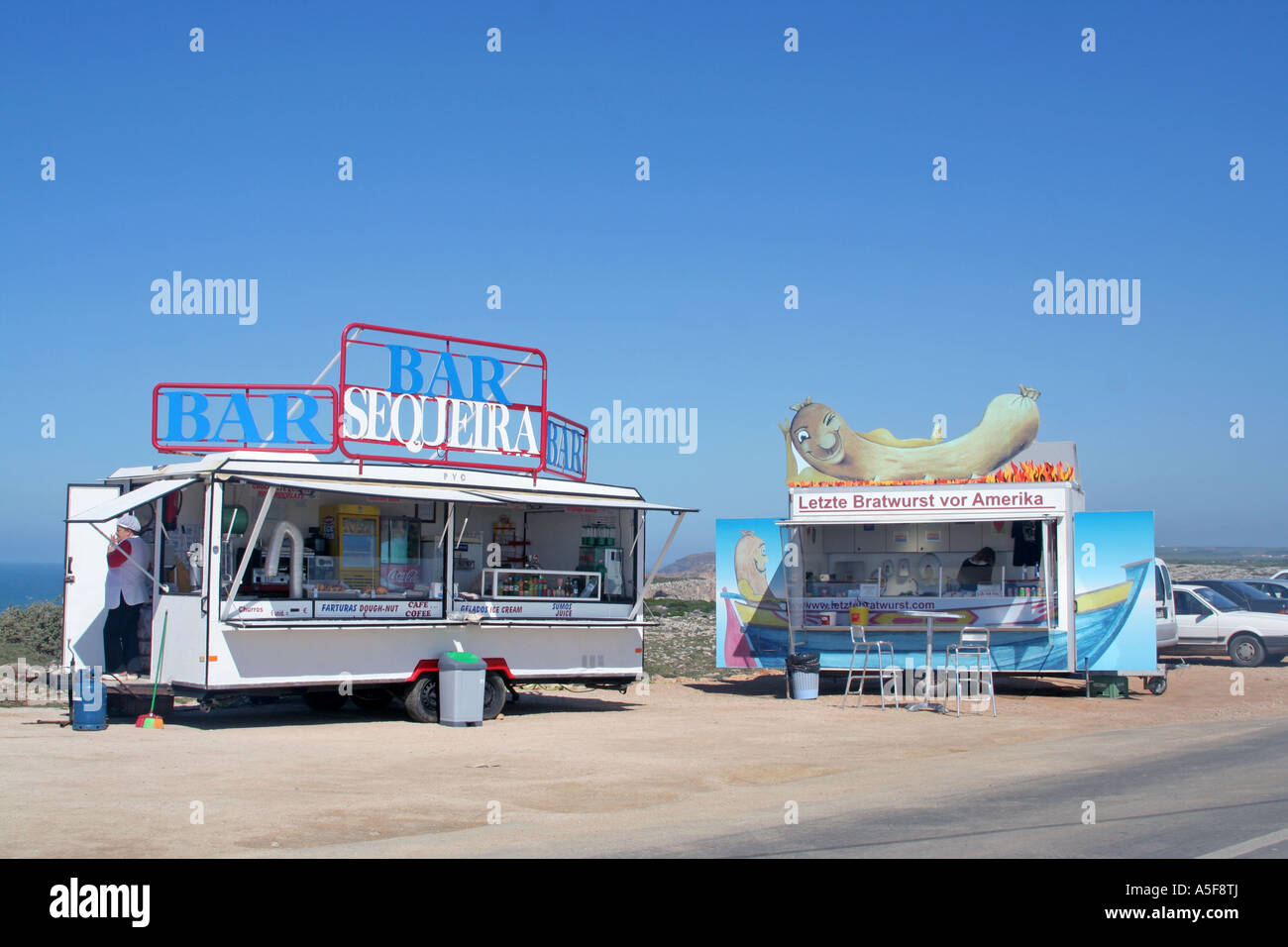 Stallo Imbiss salsiccia ultima fermata prima di America a Sao Vicente Sagres la maggior parte Sud-Ovest punto in Europa Algarve Portogallo Foto Stock