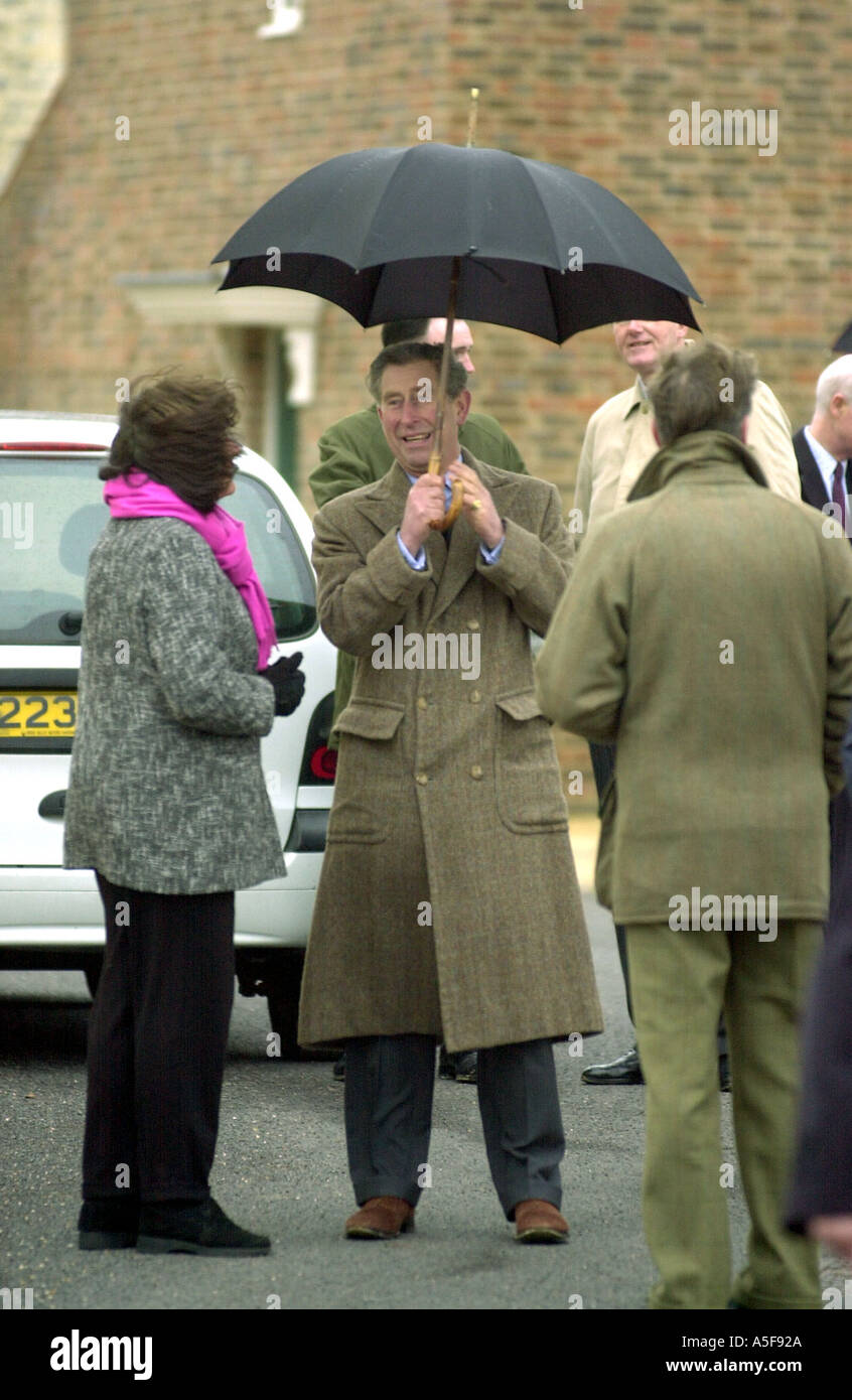 Il principe Charles sotto un ombrello Foto Stock