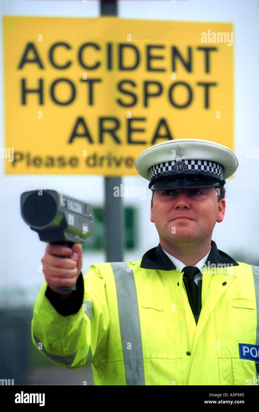 Il traffico funzionario di polizia mediante un 'speed gun' Inghilterra REGNO UNITO Foto Stock