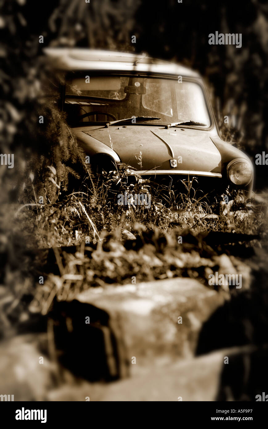 Vecchi rottami abbandonati mini Foto Stock