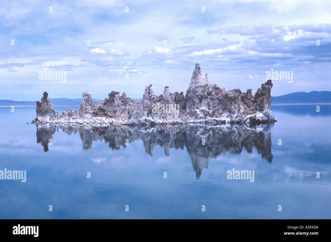 Isola e riflessione nel lago Mono in California Foto Stock