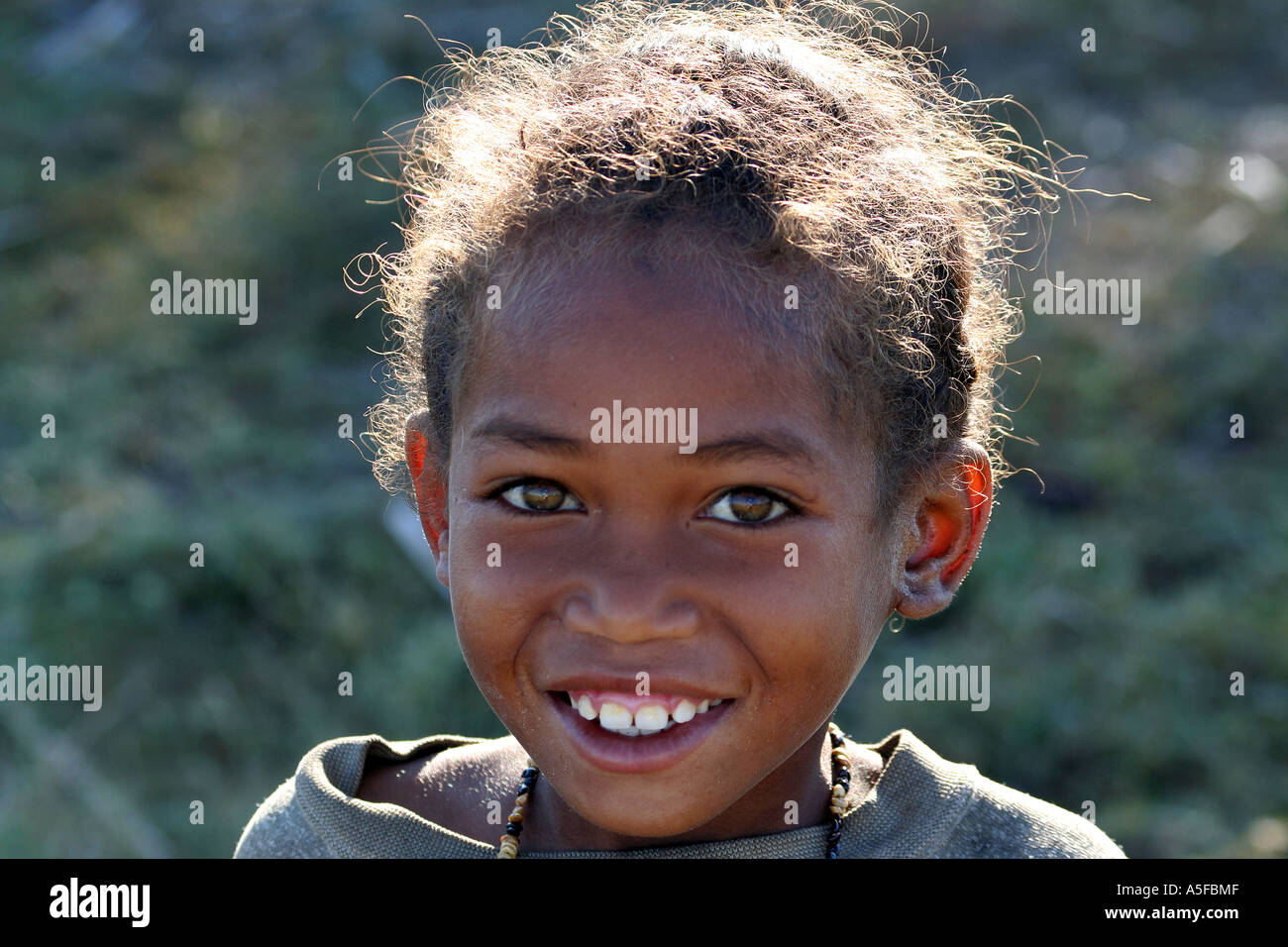 Ritratto di una bella ragazza a Ifaty, nord di Toliara, ( Tulear ) del Madagascar, Africa Foto Stock
