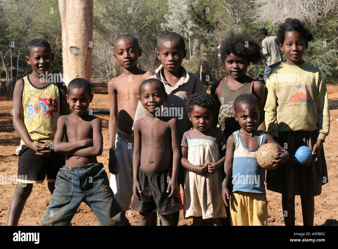 Madagascar, bambini posano per una foto di gruppo Foto Stock