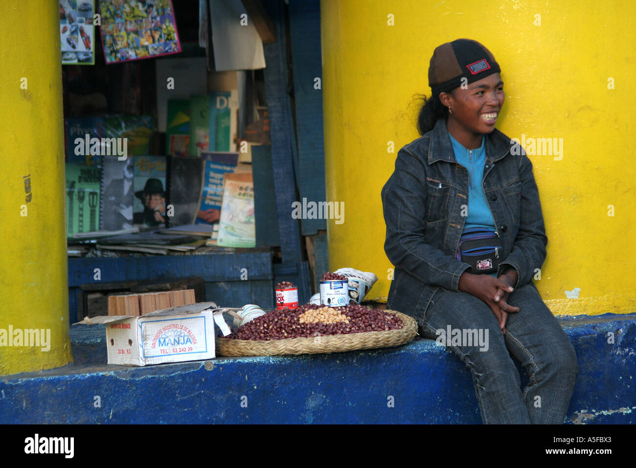 Antananarivo, Madagascar, giovane donna arachidi in vendita al di fuori di un mercato Foto Stock