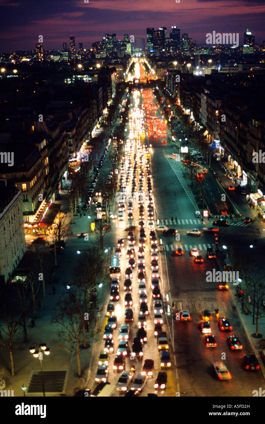 Una vista del Champs Elysees presi dall'Arc de Triomphe in Parigi Francia Foto Stock