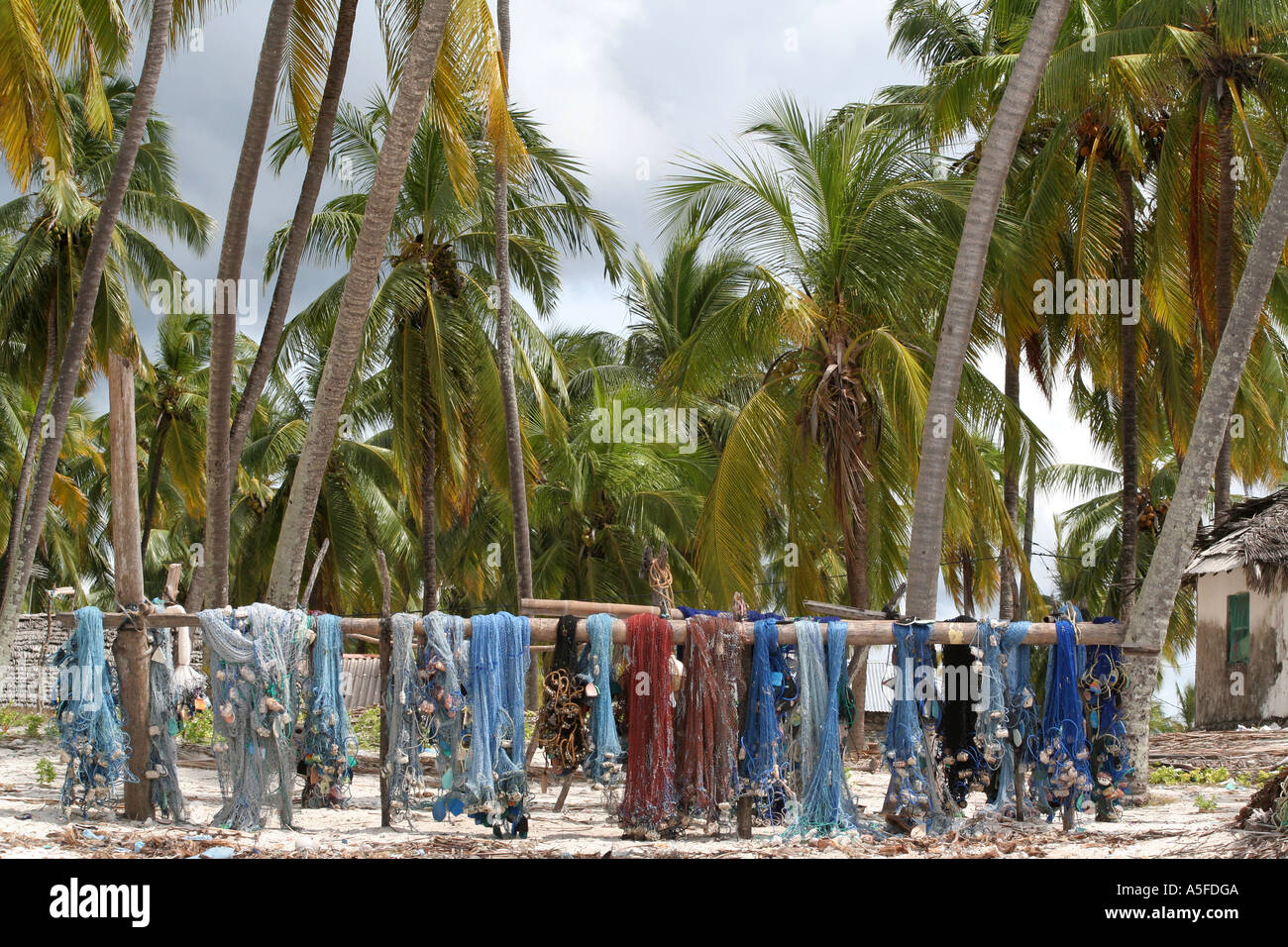 Zanzibar: reti da pesca asciugare al sole e spiaggia di sabbia bianca sulla penisola Michamvi, Tanzania Africa Foto Stock