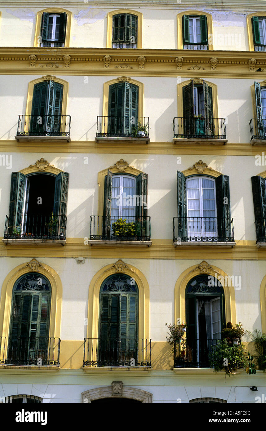 Un edificio con finestre con persiane al Plaza Merced alloggiamento Pablo Picassos birthplace a Malaga Spagna Foto Stock
