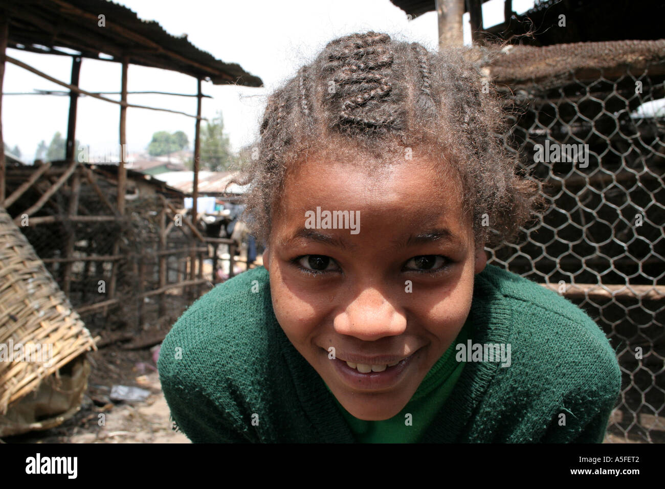 Etiopia, Addis Abeba, Merkato, Addis Ketema, città nuova, giovane ragazza con i capelli intrecciati nel mercato principale Foto Stock