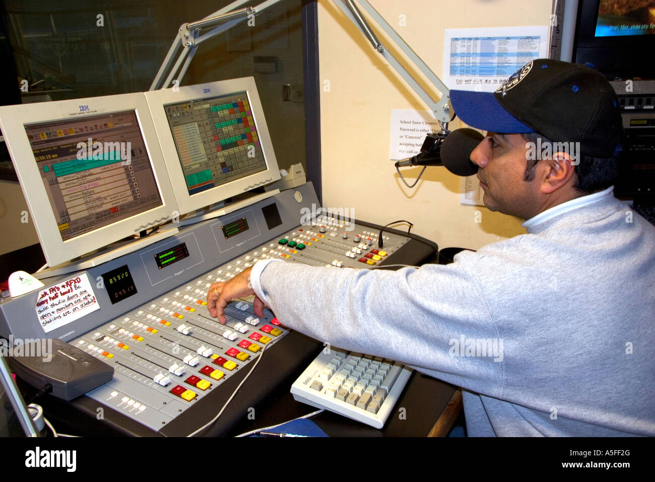 Ingegnere del suono commerciale operativo radio broadcast sul pannello di controllo a Boise Idaho MR Foto Stock