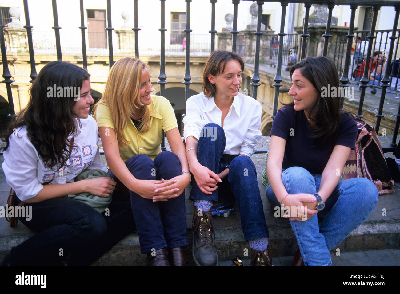 Collegio femminile agli studenti di socializzare presso l Università di Siviglia Spagna Foto Stock