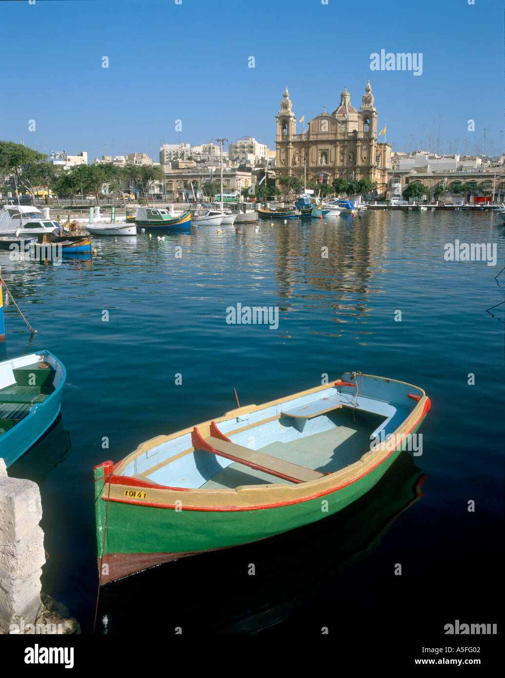 San Giuseppe Chiesa da tutta Msida Creek in 1995 prima del Marina Yacht è stato costruito, msida, Malta Foto Stock