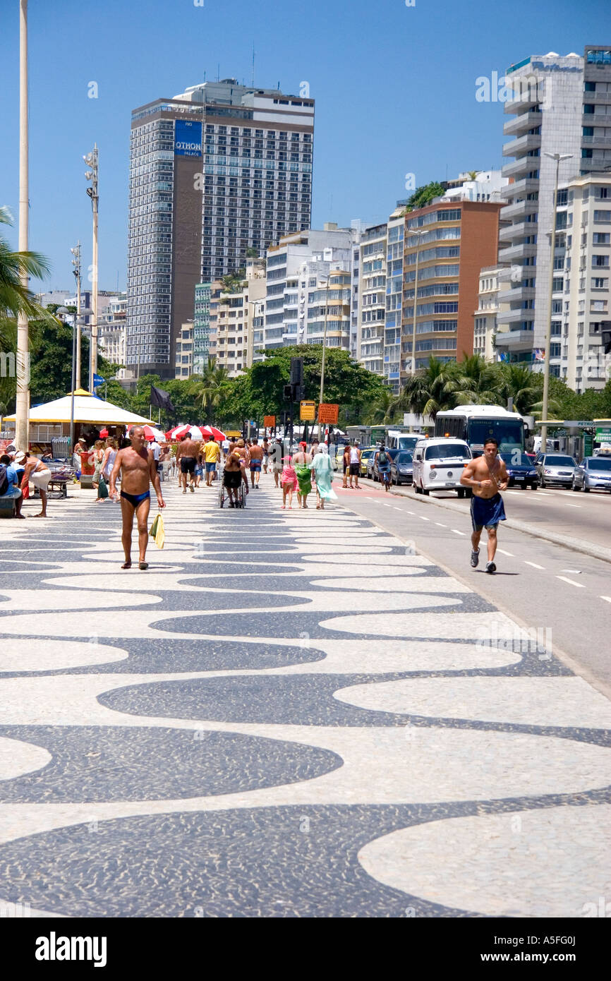 Modello di onda marciapiede presso la spiaggia di Copacabana a Rio de Janeiro in Brasile Foto Stock