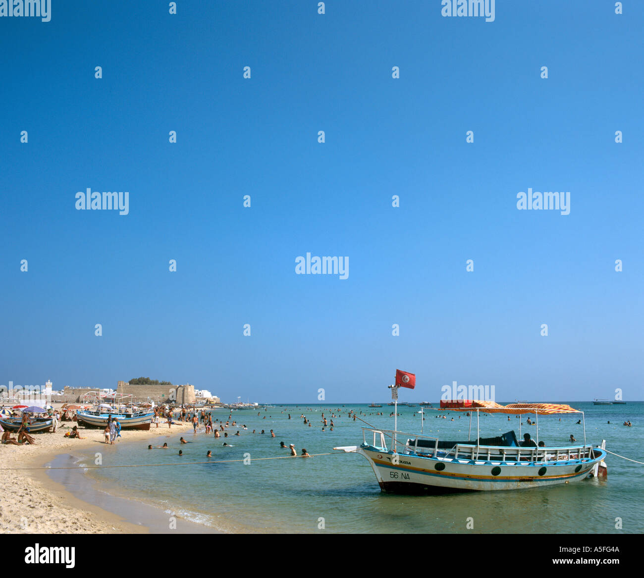 Il vecchio forte dalla spiaggia cittadina, Hammamet, Tunisia, Nord Africa Foto Stock