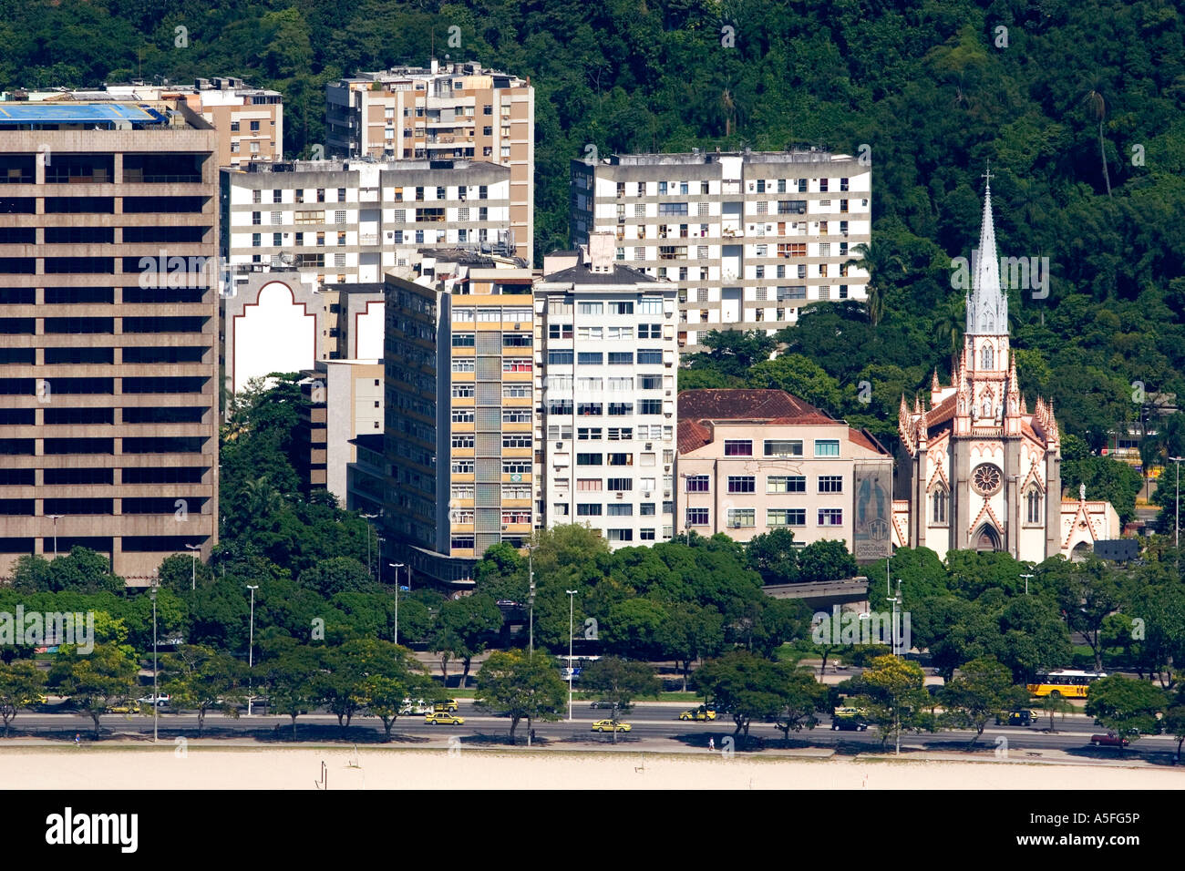 La chiesa e gli edifici moderni lungo il Porto di Rio de Janeiro in Brasile Foto Stock