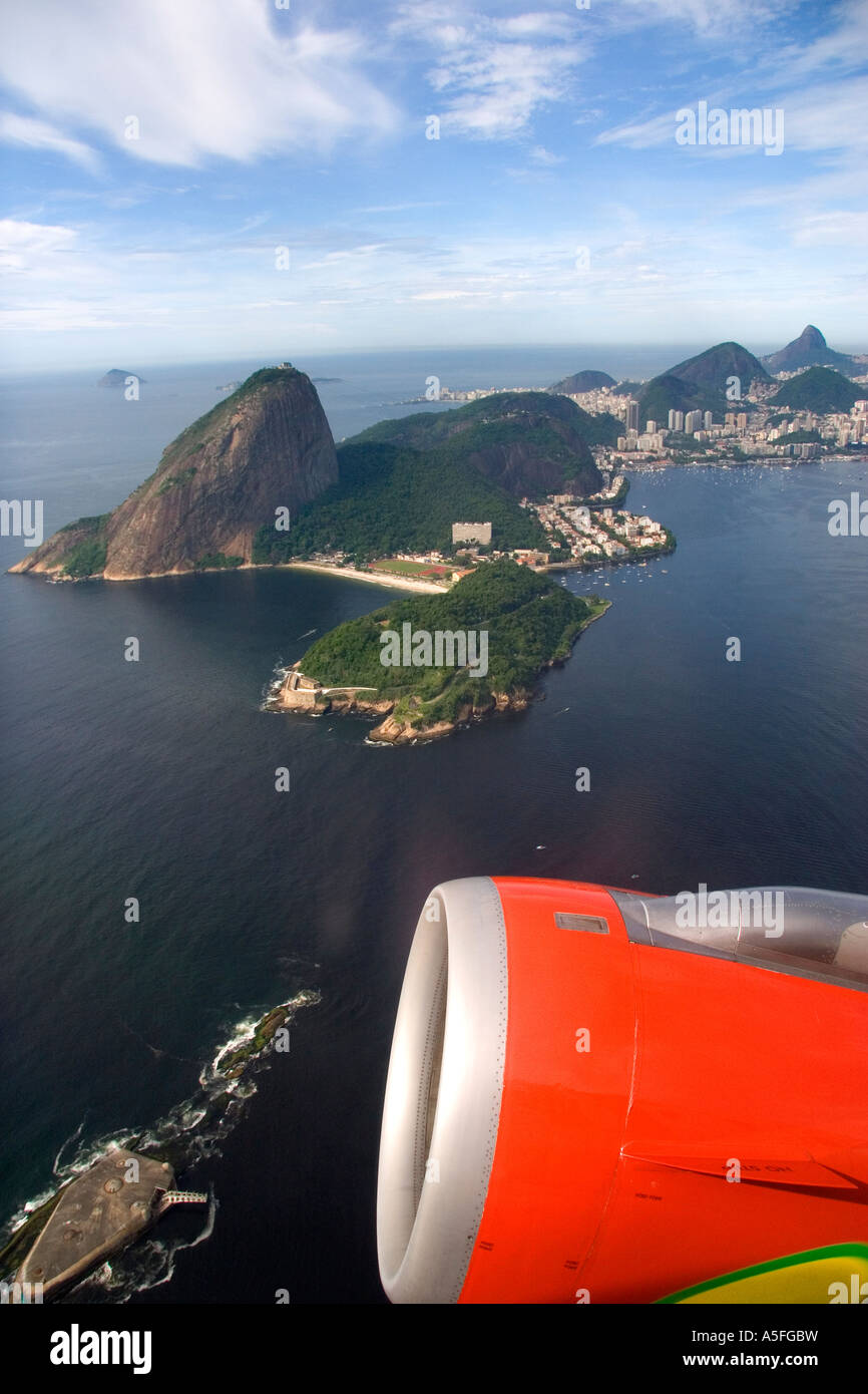 Vista del pan di zucchero Rock in Rio de Janeiro e motore jet da un aereo di linea in Brasile Foto Stock