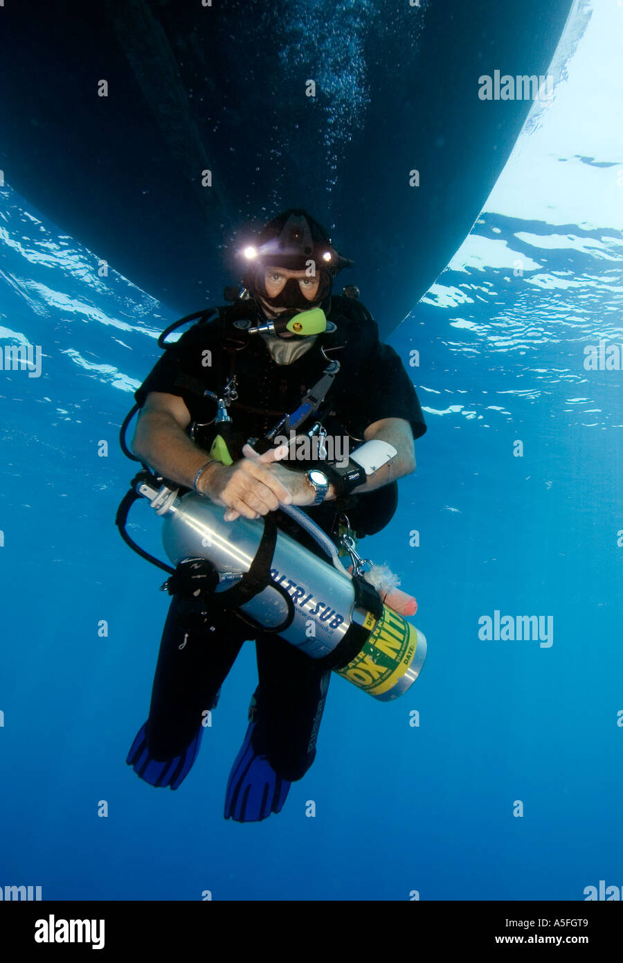 Un subacqueo subisce la decompressione al di sotto di una barca in red dea Egitto Foto Stock