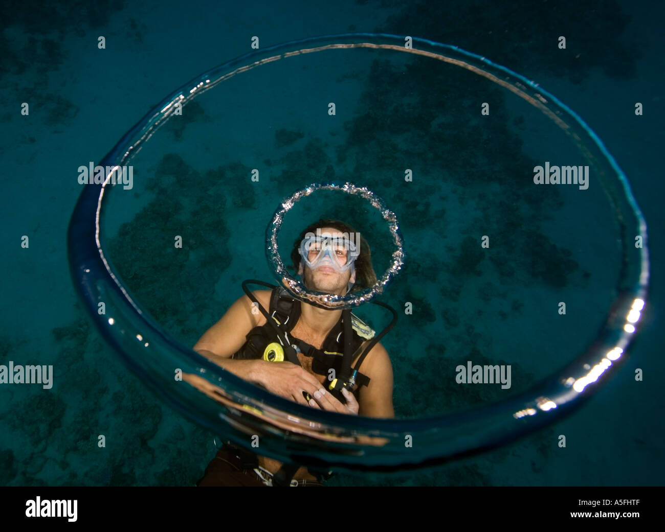 Un subacqueo soffia anelli di bolla sotto l'acqua a Sharm el Sheikh Egitto Foto Adam Butler Foto Stock