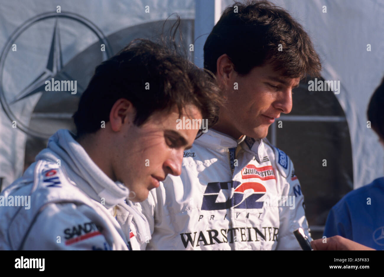 Ricardo Zonta e Mark Webber Merced i piloti del FIA GT firmano autografi a Silverstone il 16th maggio 1998. Foto Stock