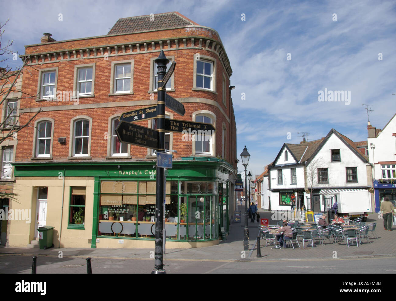 Scena di strada in luogo di mercato Glastonbury Foto Stock