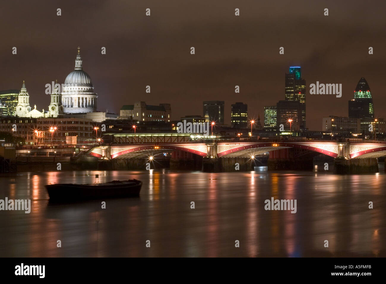 Blackfriars Bridge del piede e la cattedrale di St Paul di notte. Il Tamigi a Londra, Inghilterra Foto Stock