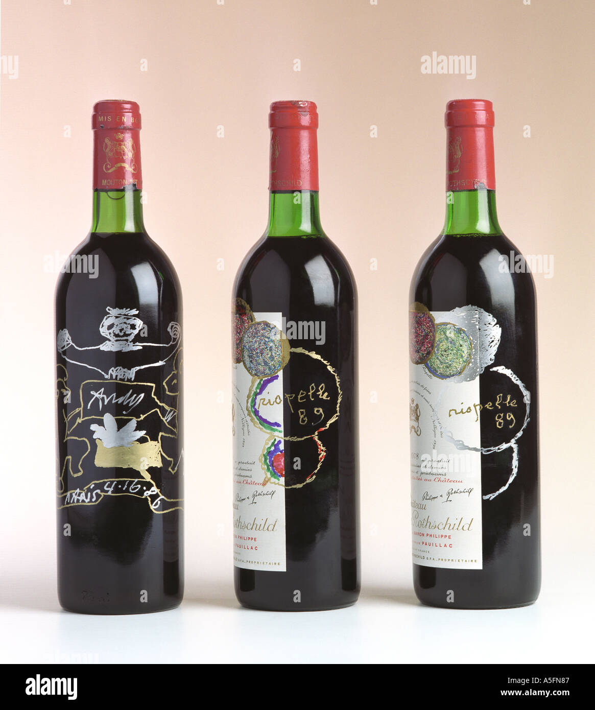 Rare bottiglie di Chateau Mouton Rothschild vini con etichette dipinto e firmato da alcuni grandi e moderni artisti contemporanei Foto Stock