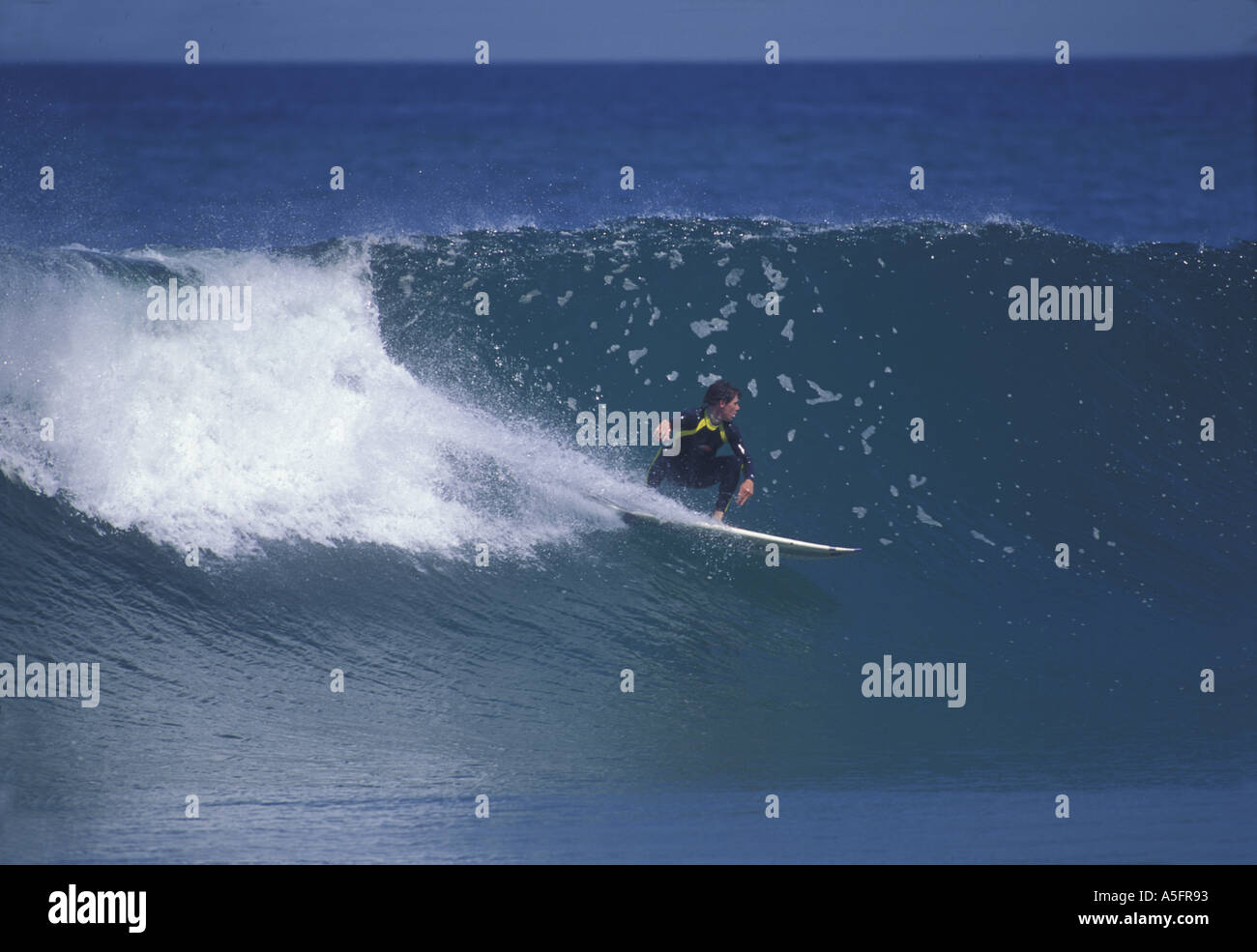 Australia Queensland Surfers ride 1 5 metro onde vicino a North Tweed dirigetevi a sud di Surfers Paradise Foto Stock