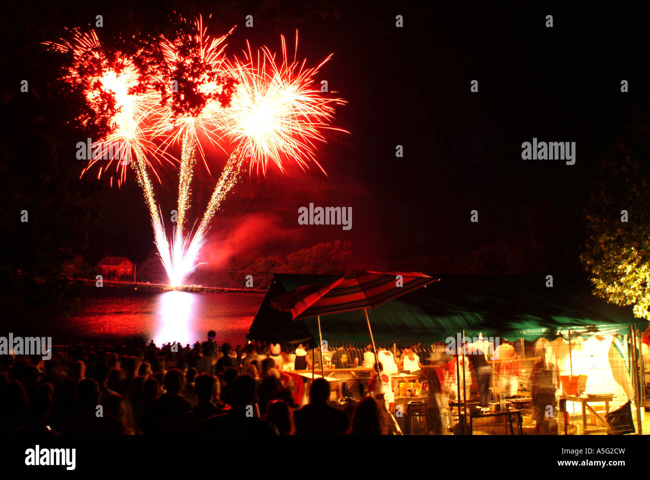 FireworksMBF1775 Haute Vienne Limousin Francia di fuochi d'artificio al lago locale per celebrare il giorno della Bastiglia Foto Stock