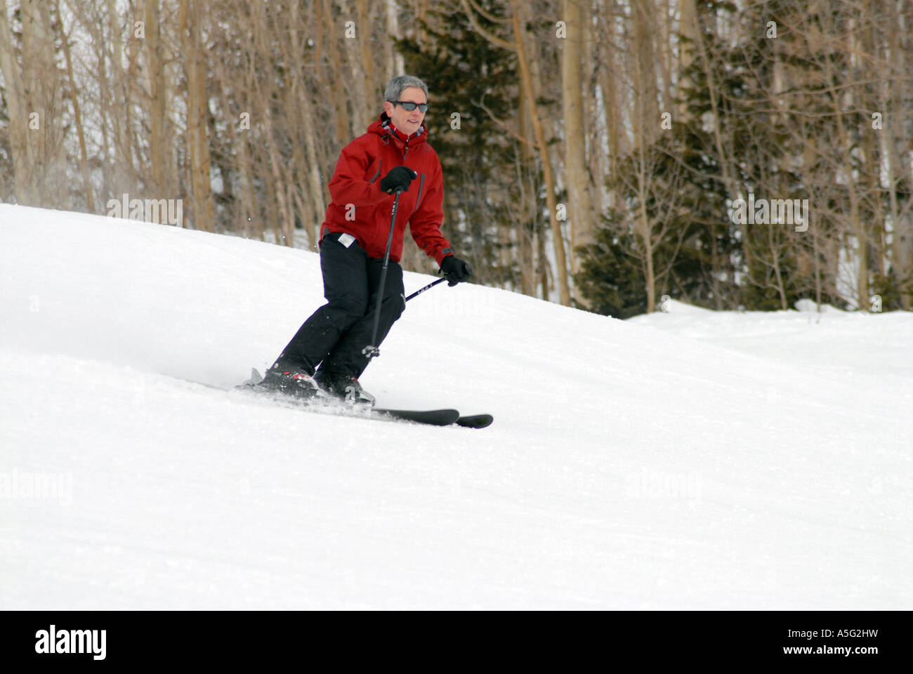 Donna in discesa sciatore facendo girare a. Foto Stock