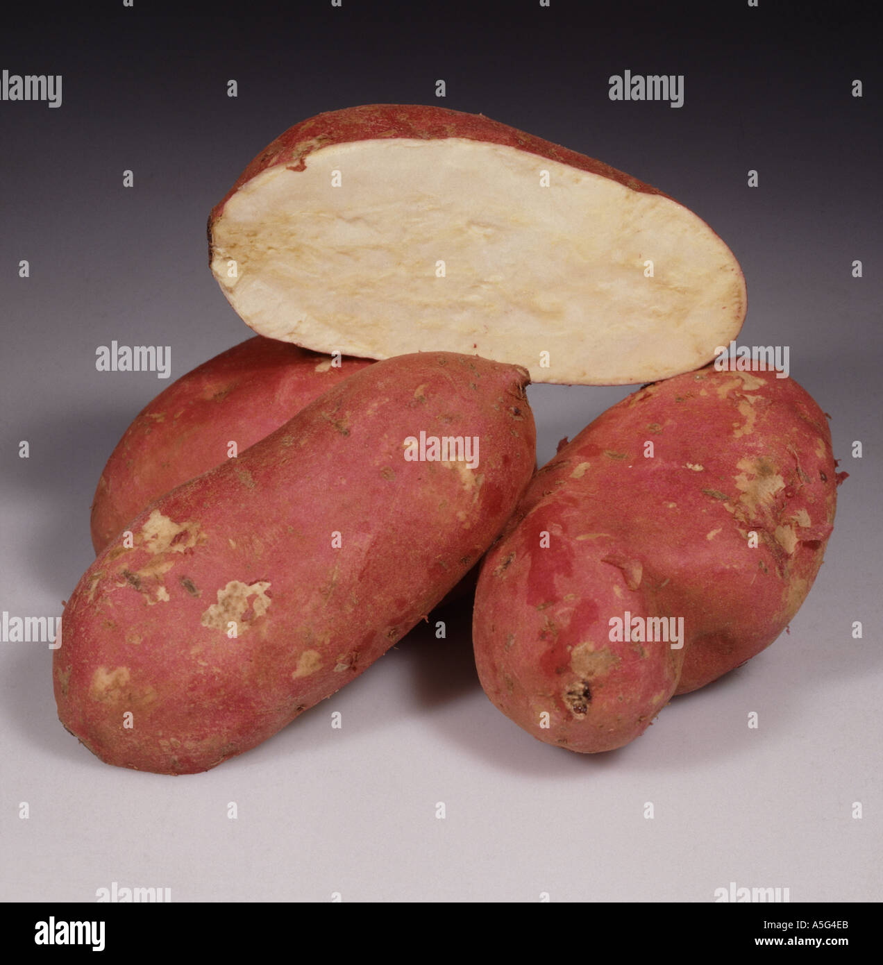 Tuberi di patata dolci con un taglio a metà ex supermercato shop produrre Foto Stock