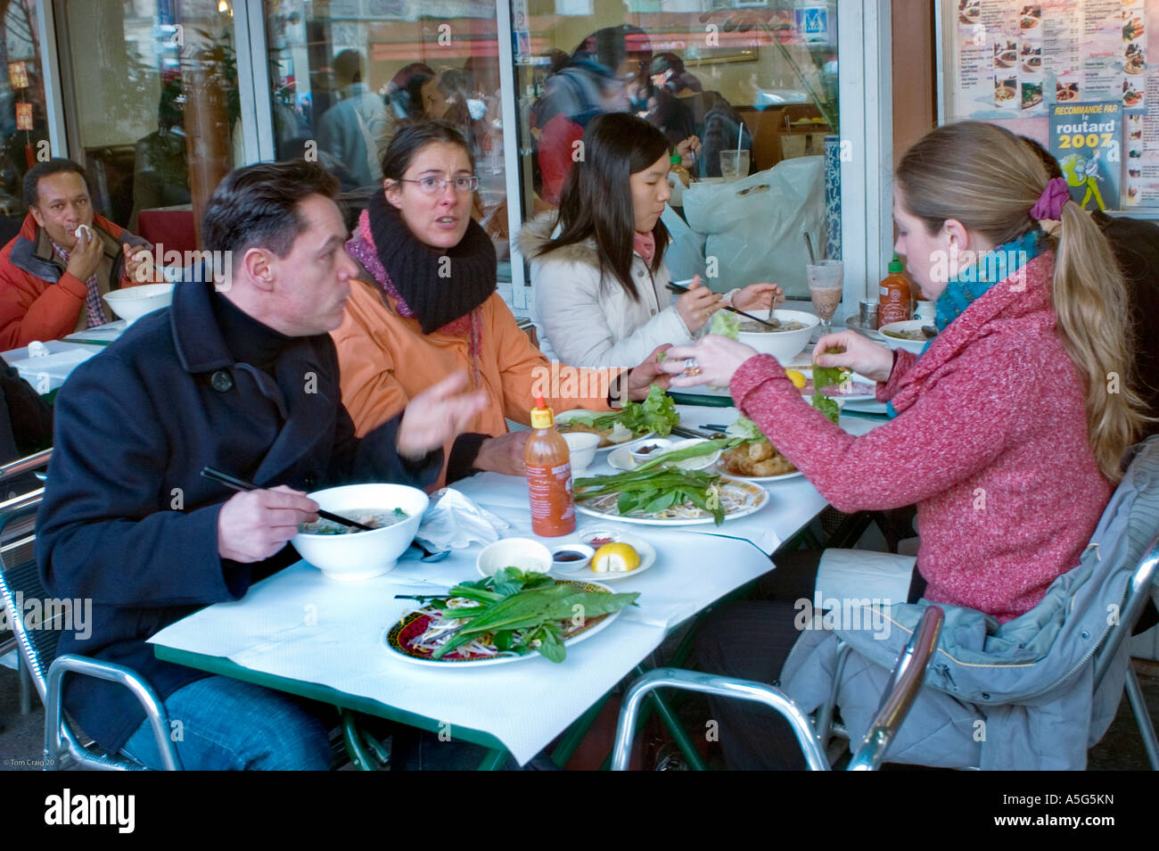 Parigi Francia, gruppo di francesi, amici, pasti in condivisione sulla terrazza del vietnamita asiatico, ristorante 'Pho Banh Cuon' a Chinatown, donne cena Foto Stock