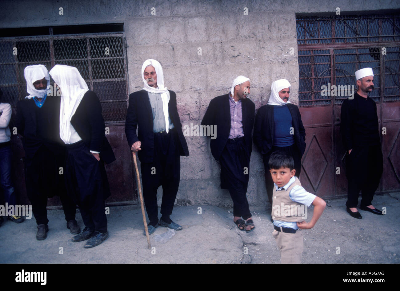 Comunità drusa siriana anziani del villaggio uomini in abiti tradizionali Mas'ade, Golan Heights Israele anni 1980 1982 Israele / Siria HOMER SYKES Foto Stock