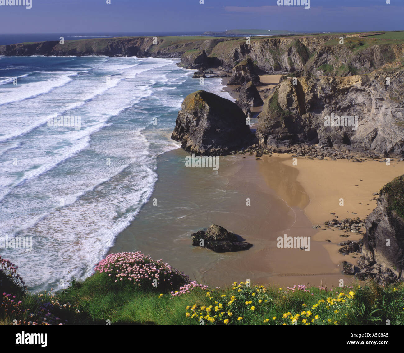 Le onde in arrivo sulla spiaggia di Bedruthan Steps Carnewas North Cornwall Regno Unito Foto Stock
