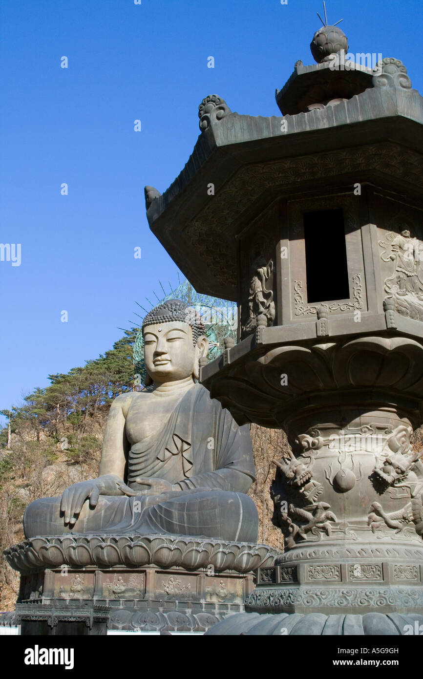 Enorme statua del Buddha Seoraksan Parco Nazionale della Corea del Sud Foto Stock