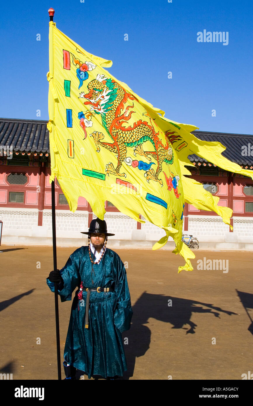 Guardia d'onore con bandiera Gyeongbokgung Palace Seoul COREA Foto Stock